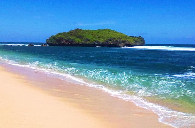  Pantai Sadranan Keindahan Yang Belum Terjamah Publik 