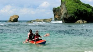 Pantai Ngandong, Keindahan di Tengah Bukit Karst 1