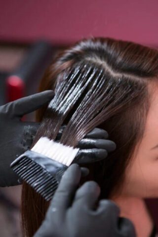 proses mewarnai rambut