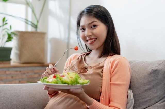 ilustrasi-ibu-hamil-makan-sehat_kaya asam folat