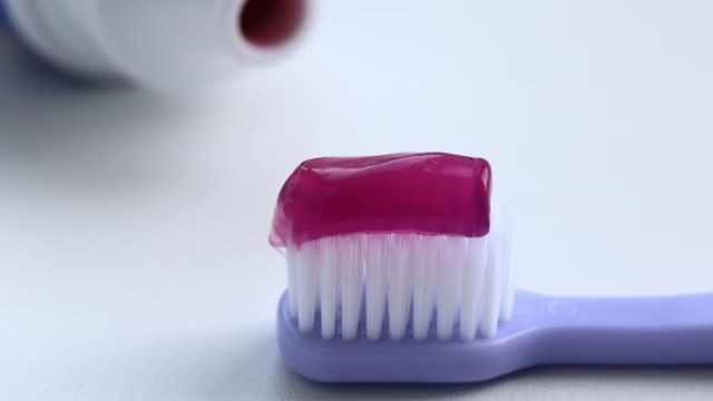 pasta gigi warna ungu